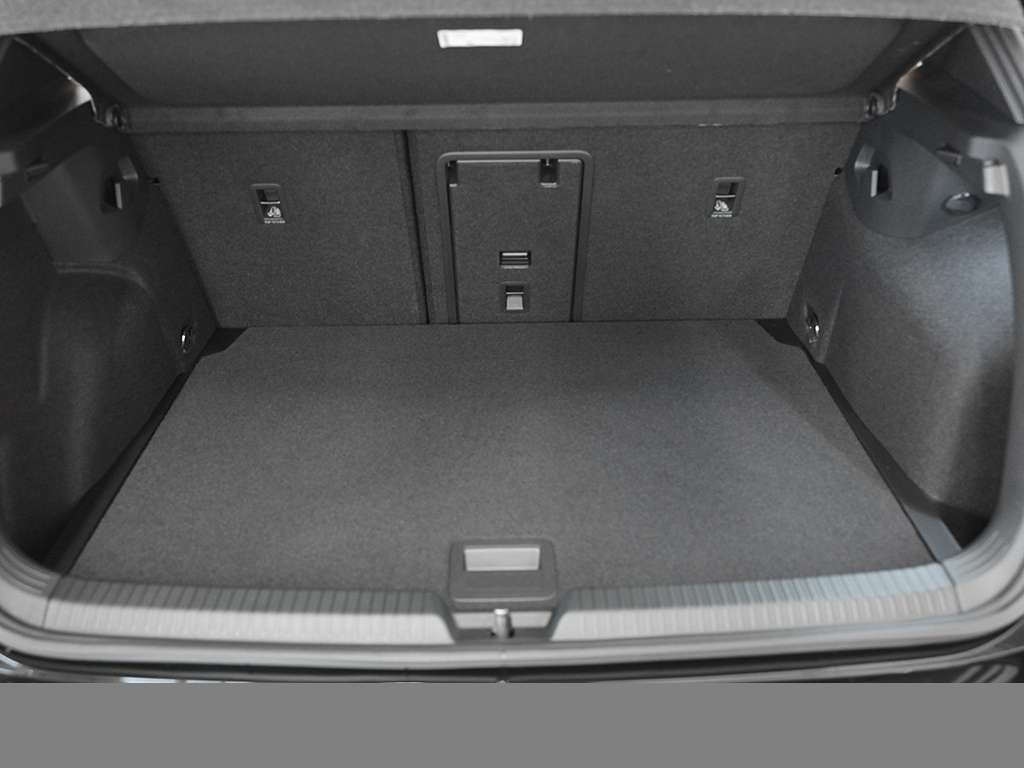 Volkswagen Golf VIII 1.5 eTSI R-LINE FACELIFT CAM ACC LM18