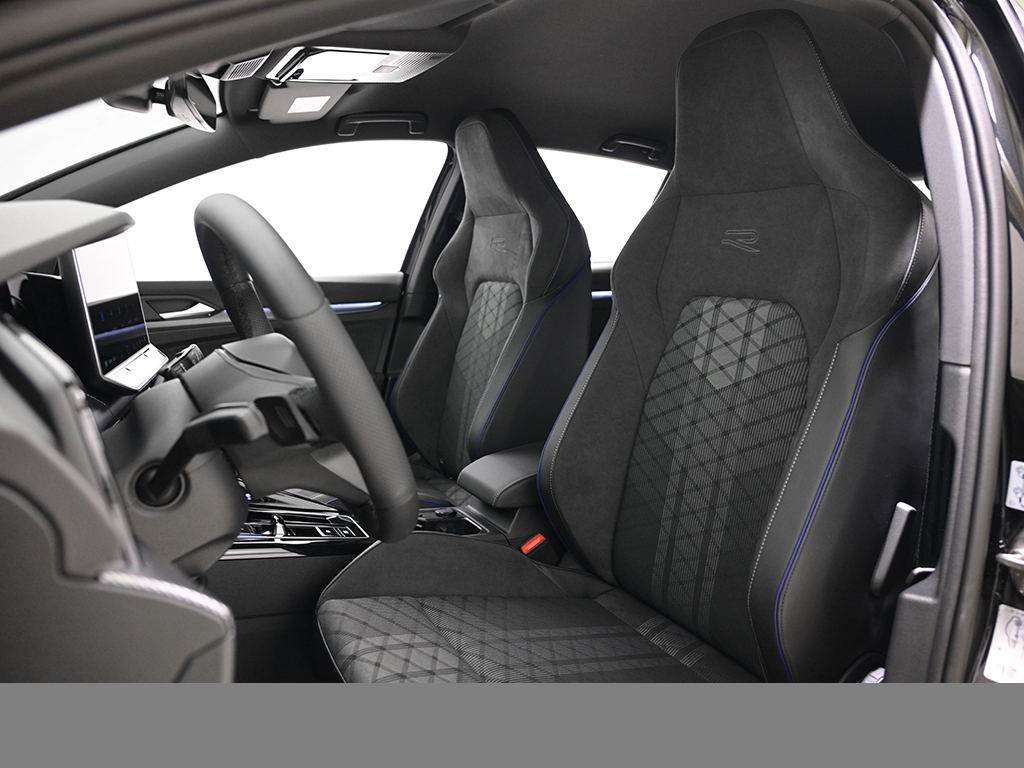 Volkswagen Golf VIII 1.5 eTSI R-LINE FACELIFT CAM ACC LM18