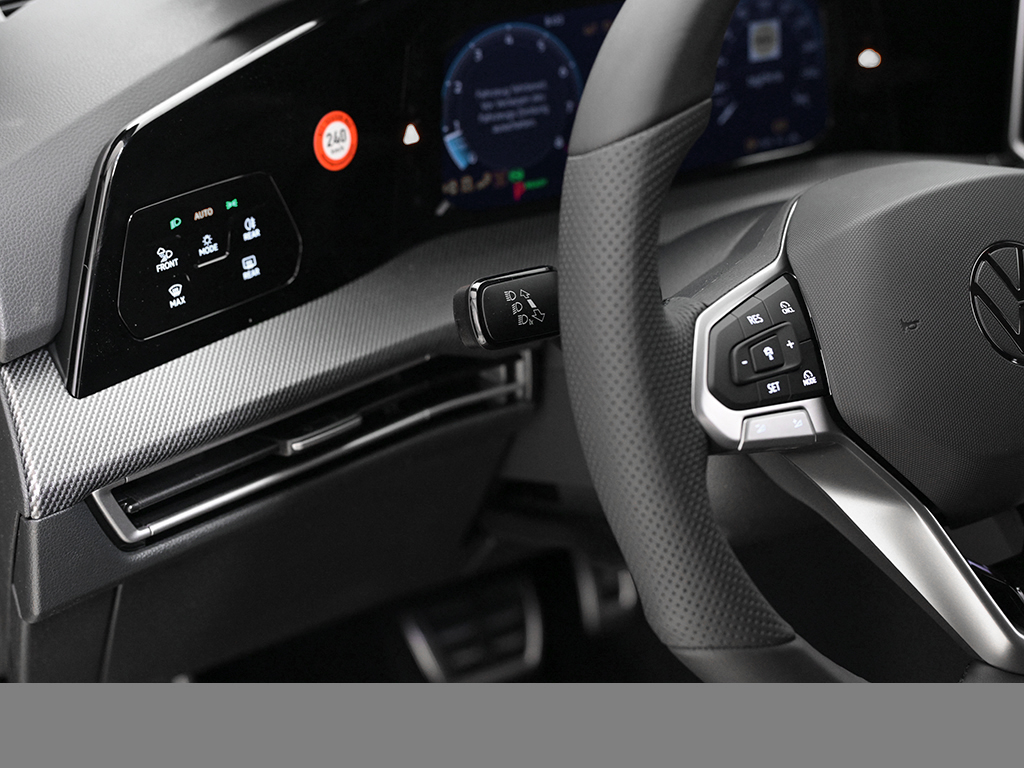 Volkswagen Golf VIII 1.5 eTSI R-LINE FACELIFT CAM ACC LM18