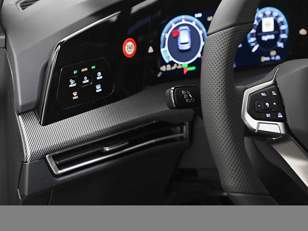 Volkswagen Golf VIII 1.5 eTSI R-LINE FACELIFT CAM ACC LM18