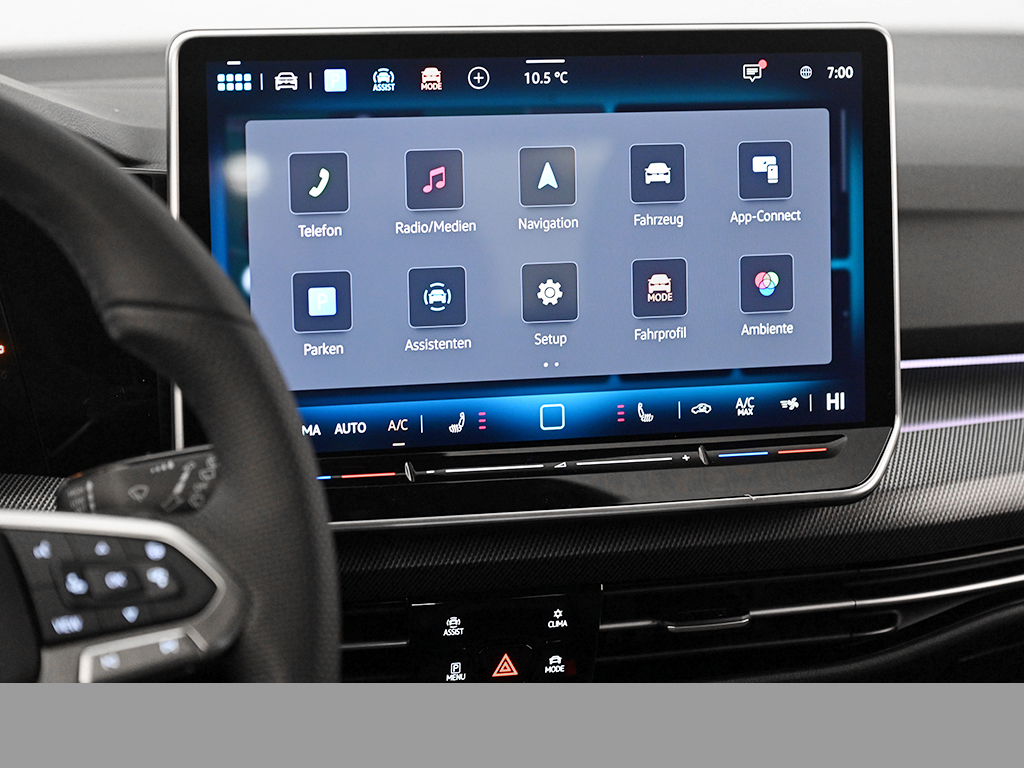 Volkswagen Golf VIII 1.5 eTSI R-LINE FACELIFT CAM ACC LM18