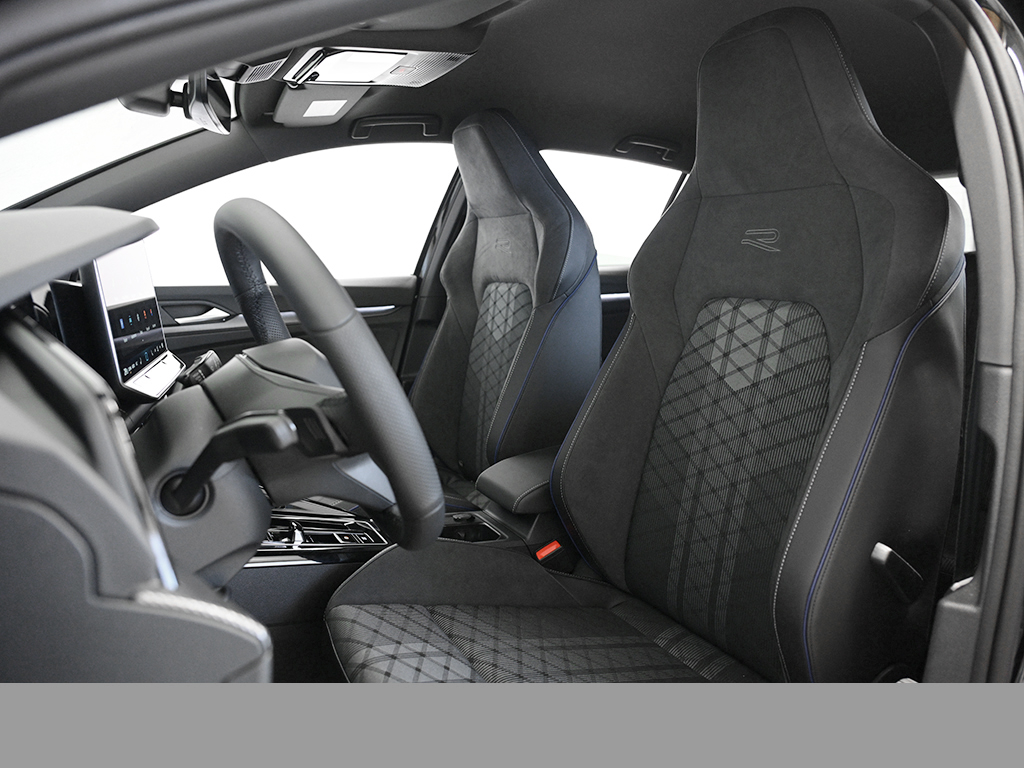 Volkswagen Golf VIII 1.5 eTSI R-LINE FACELIFT CAM ACC LM18