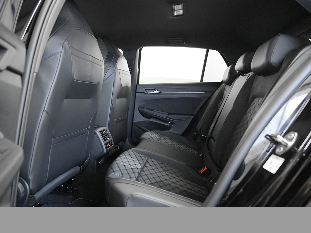 Volkswagen Golf VIII 1.5 eTSI R-LINE FACELIFT CAM ACC LM18