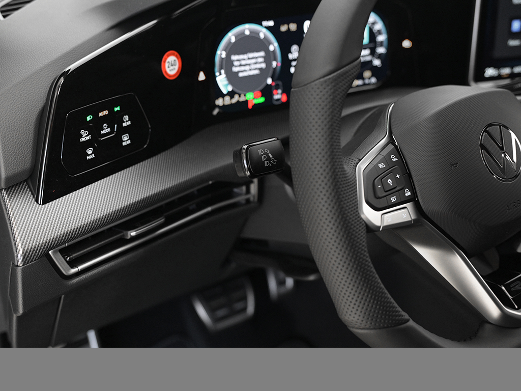 Volkswagen Golf VIII 1.5 eTSI R-LINE FACELIFT CAM ACC LM18