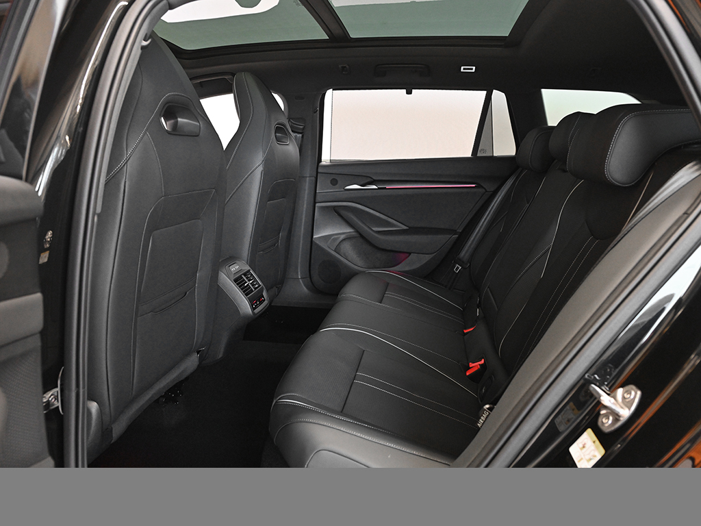 Skoda Superb Combi HYBRID SPORTLINE AHK eSITZE PANO
