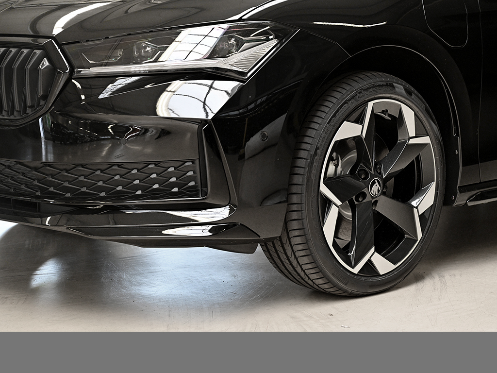 Skoda Superb Combi HYBRID SPORTLINE AHK eSITZE PANO