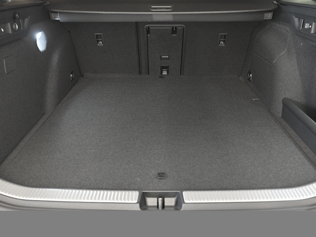 Skoda Superb Combi HYBRID SPORTLINE AHK eSITZE PANO