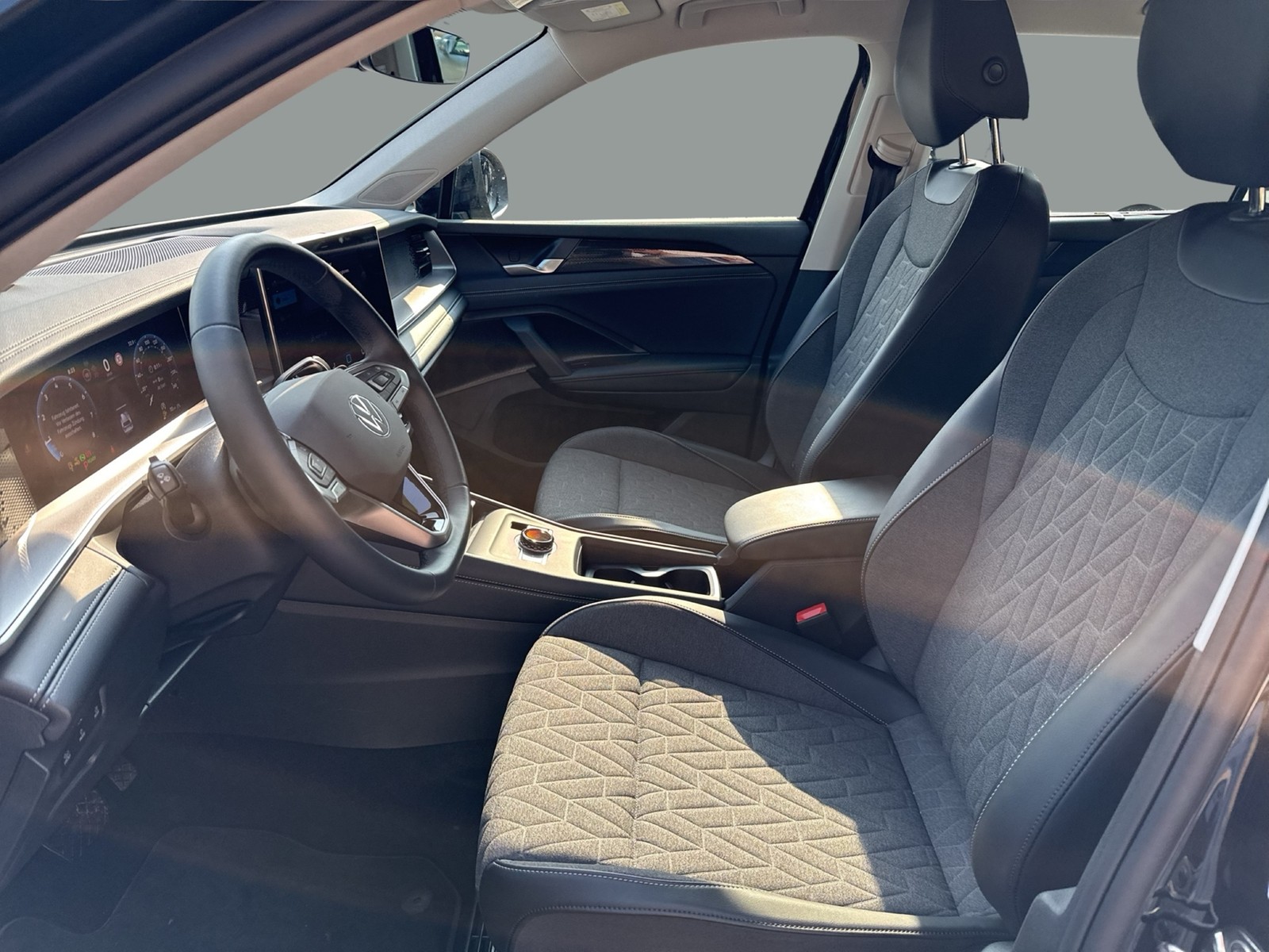Volkswagen Tayron 1.5 eTSI LIFE 7SITZE AHK 360°CAM ACC LM18