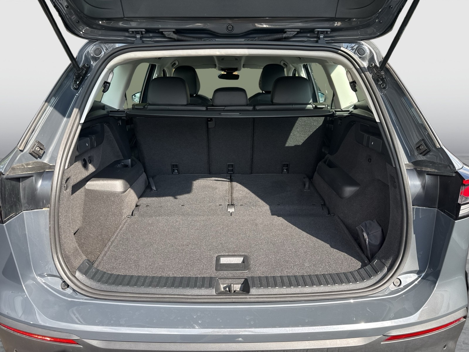 Volkswagen Tayron 1.5 eTSI LIFE 7SITZE AHK 360°CAM ACC LM18