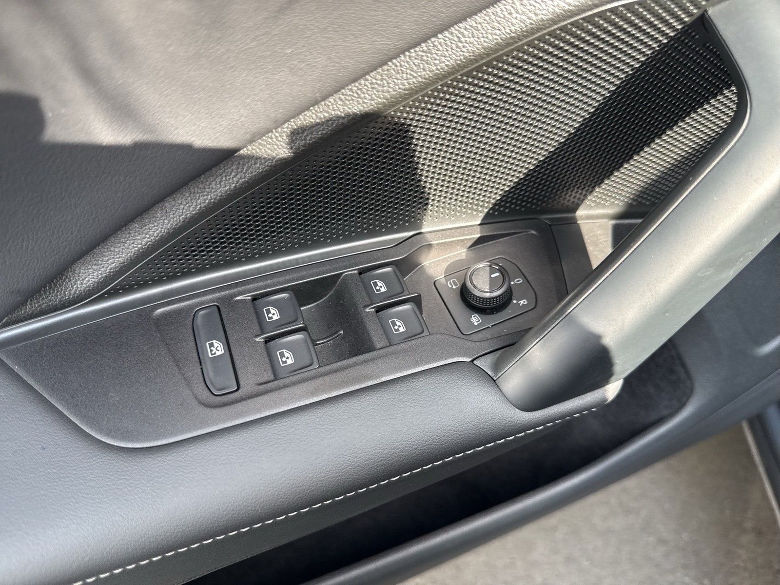 Volkswagen Tayron 1.5 eTSI LIFE 7SITZE AHK 360°CAM ACC LM18