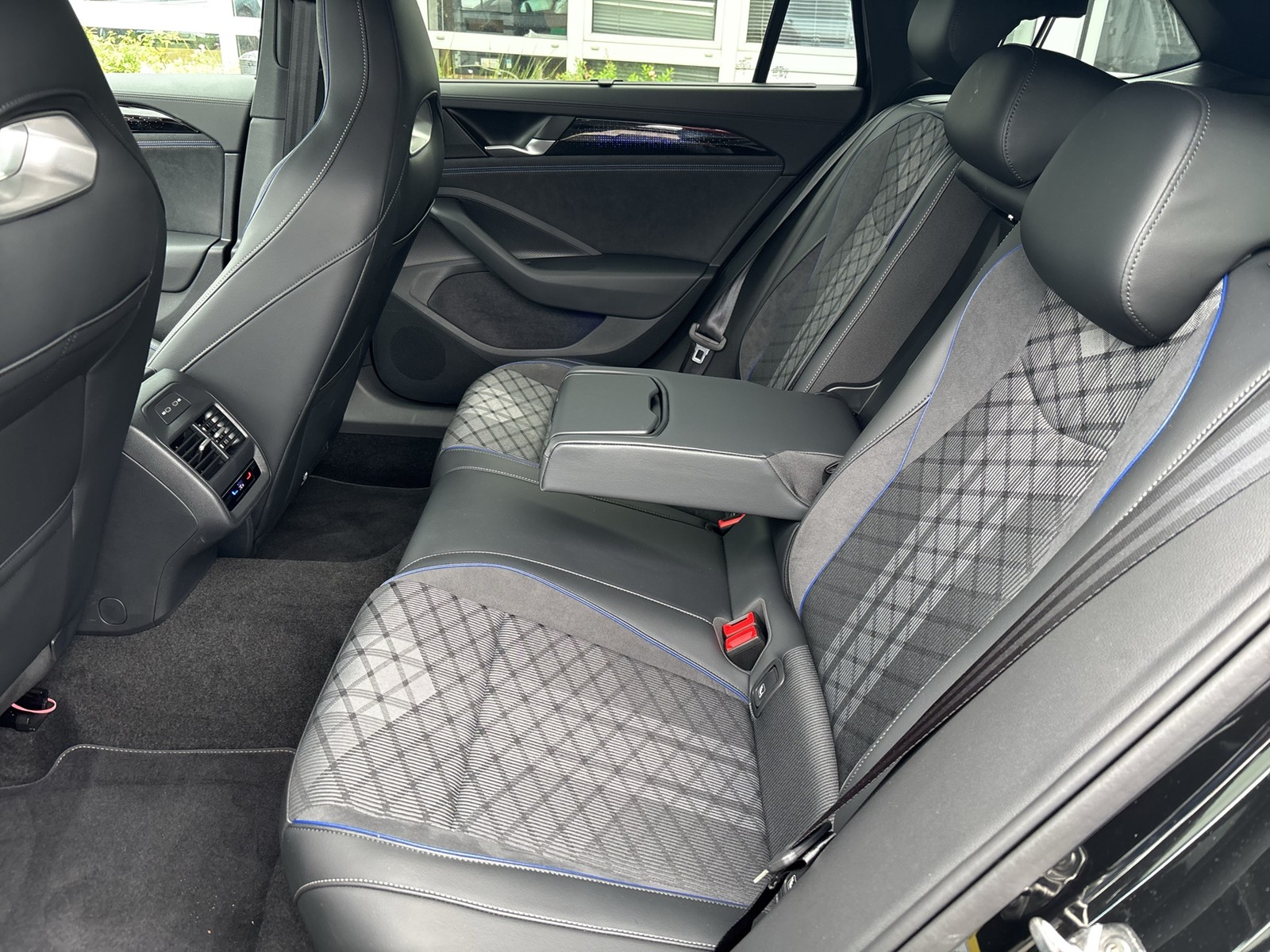 Volkswagen Passat Variant 1.5 HYBRID R-LINE NEUESMODELL 19Z