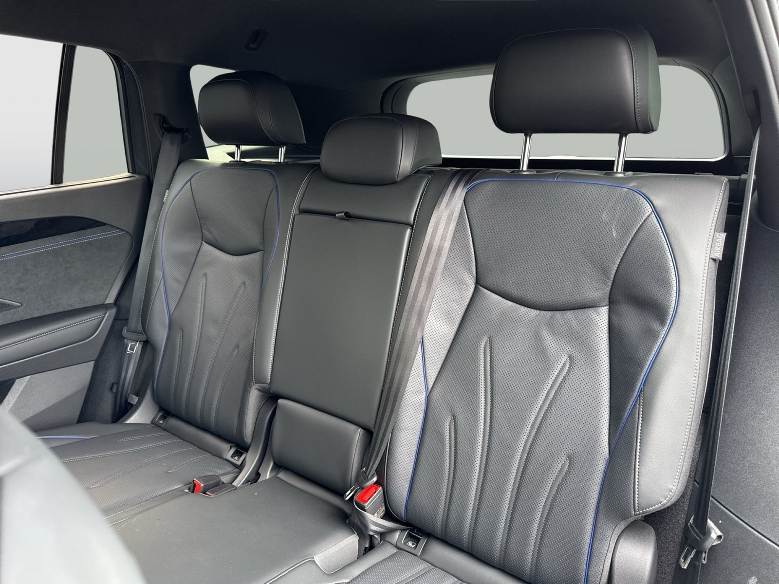 Volkswagen Tayron 1.5 HYBRID R-LINE BLACKSTYLE 360°CAM LM19