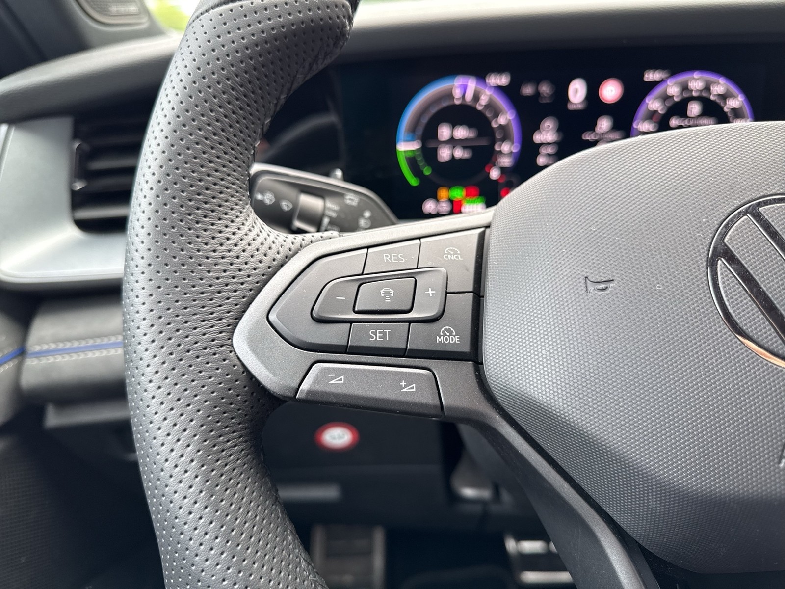 Volkswagen Tayron 1.5 HYBRID R-LINE BLACKSTYLE 360°CAM LM19