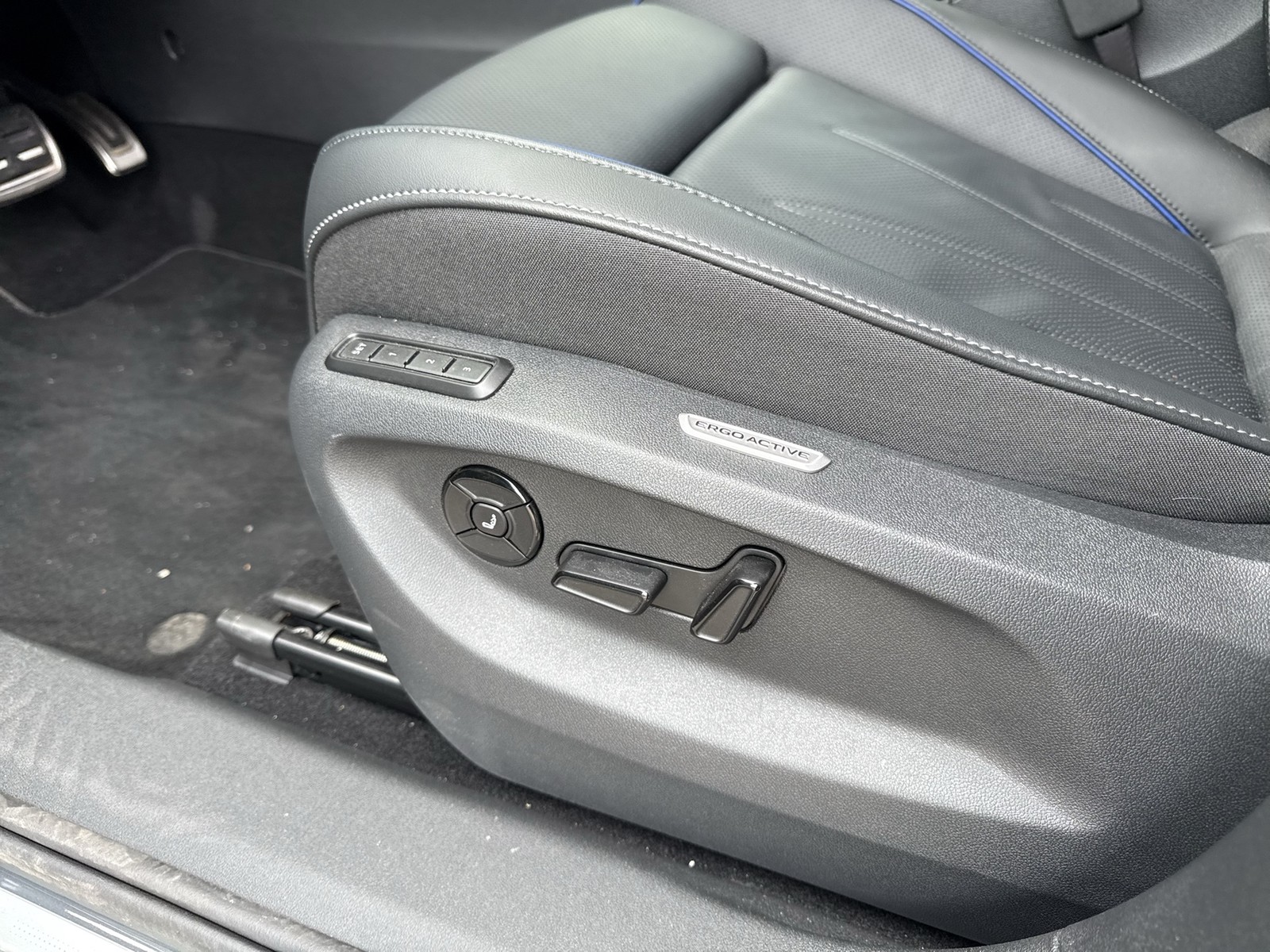 Volkswagen Tayron 1.5 HYBRID R-LINE BLACKSTYLE 360°CAM LM19