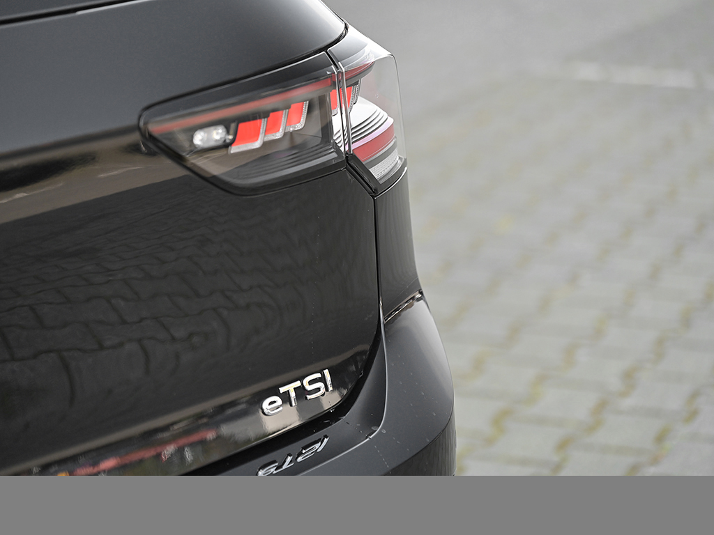 Volkswagen Golf VIII 1.5 R-LINE BLACK STYLE FACELIFT CAM ACC LM18 NAVI