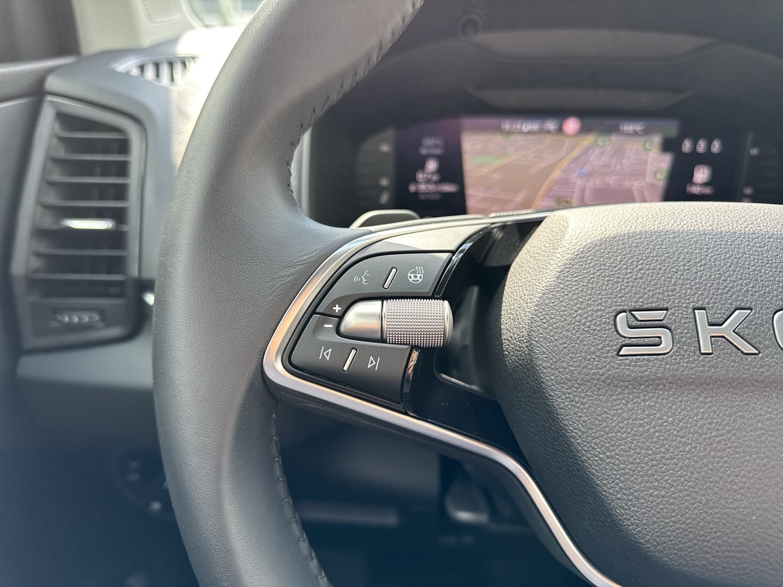 Skoda Karoq 2.0 TOUR AHK 360°CAM MATRIX E-KLAPPE NAVI