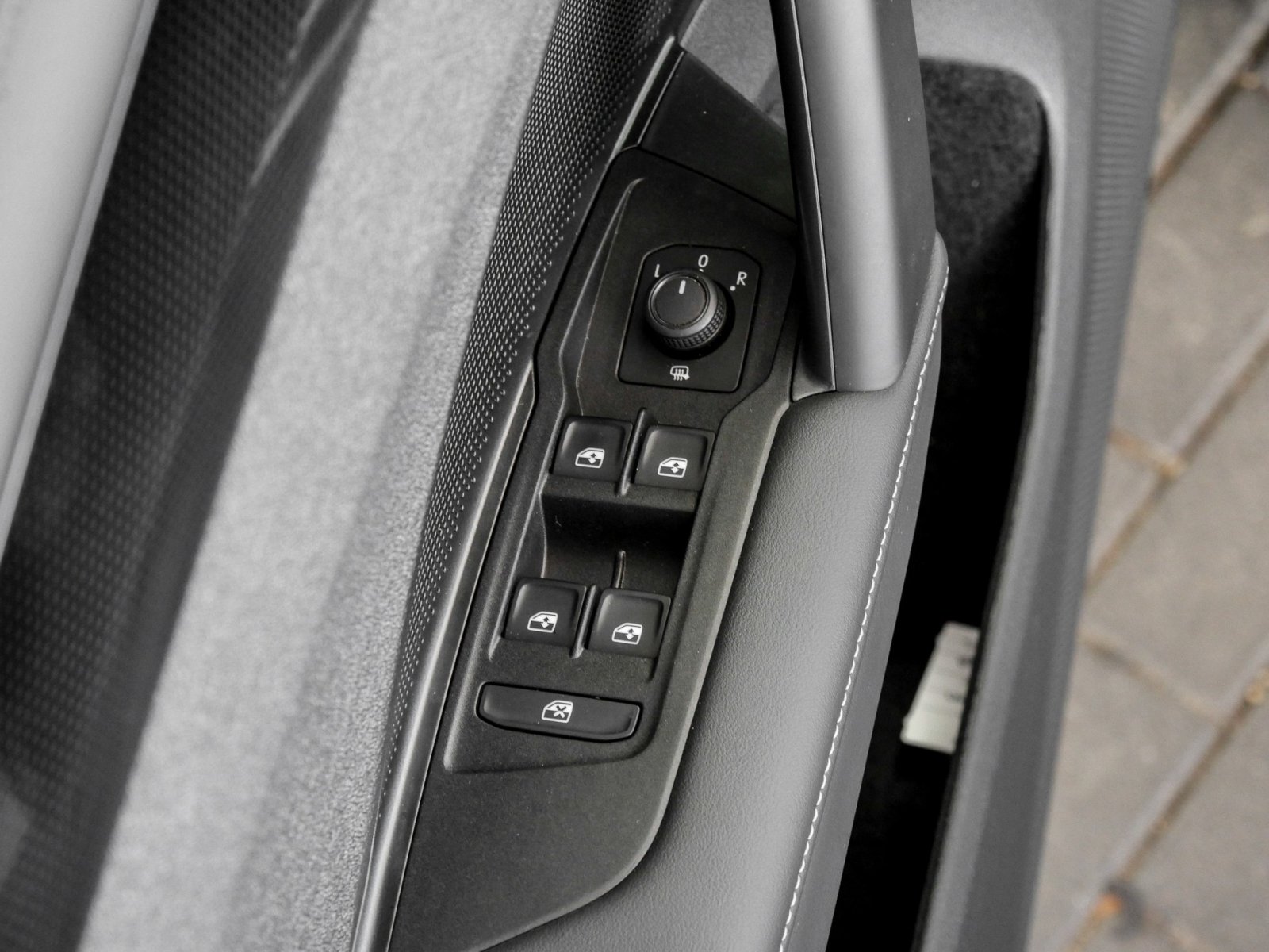 Volkswagen Tiguan 1.5 eTSI NEUES MODELL AHK CAM NAVI SITZHZ