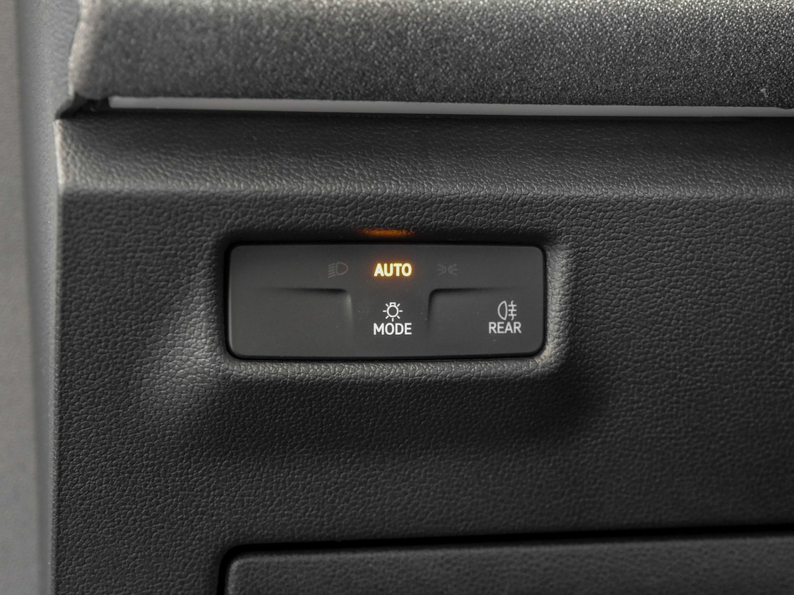 Volkswagen Tiguan 1.5 eTSI NEUES MODELL AHK CAM NAVI SITZHZ