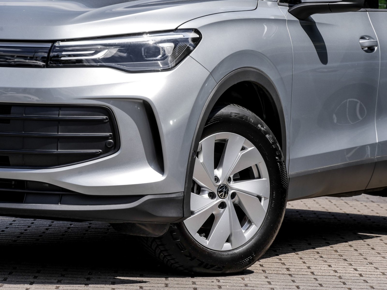 Volkswagen Tiguan 1.5 eTSI NEUES MODELL AHK CAM NAVI SITZHZ