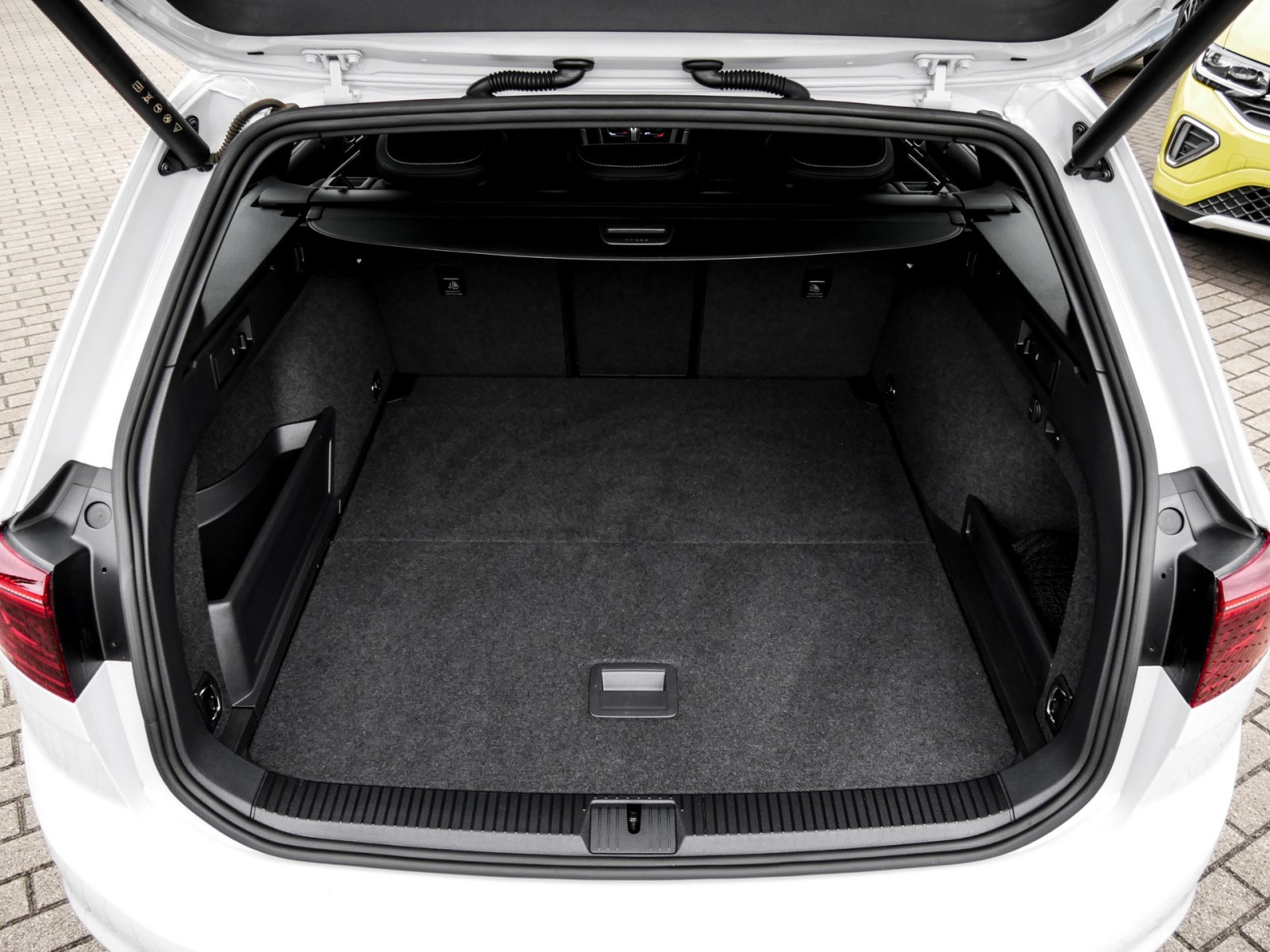 Volkswagen Passat Variant 2.0 R-LINE LEDER STANDHZ AHK LM19