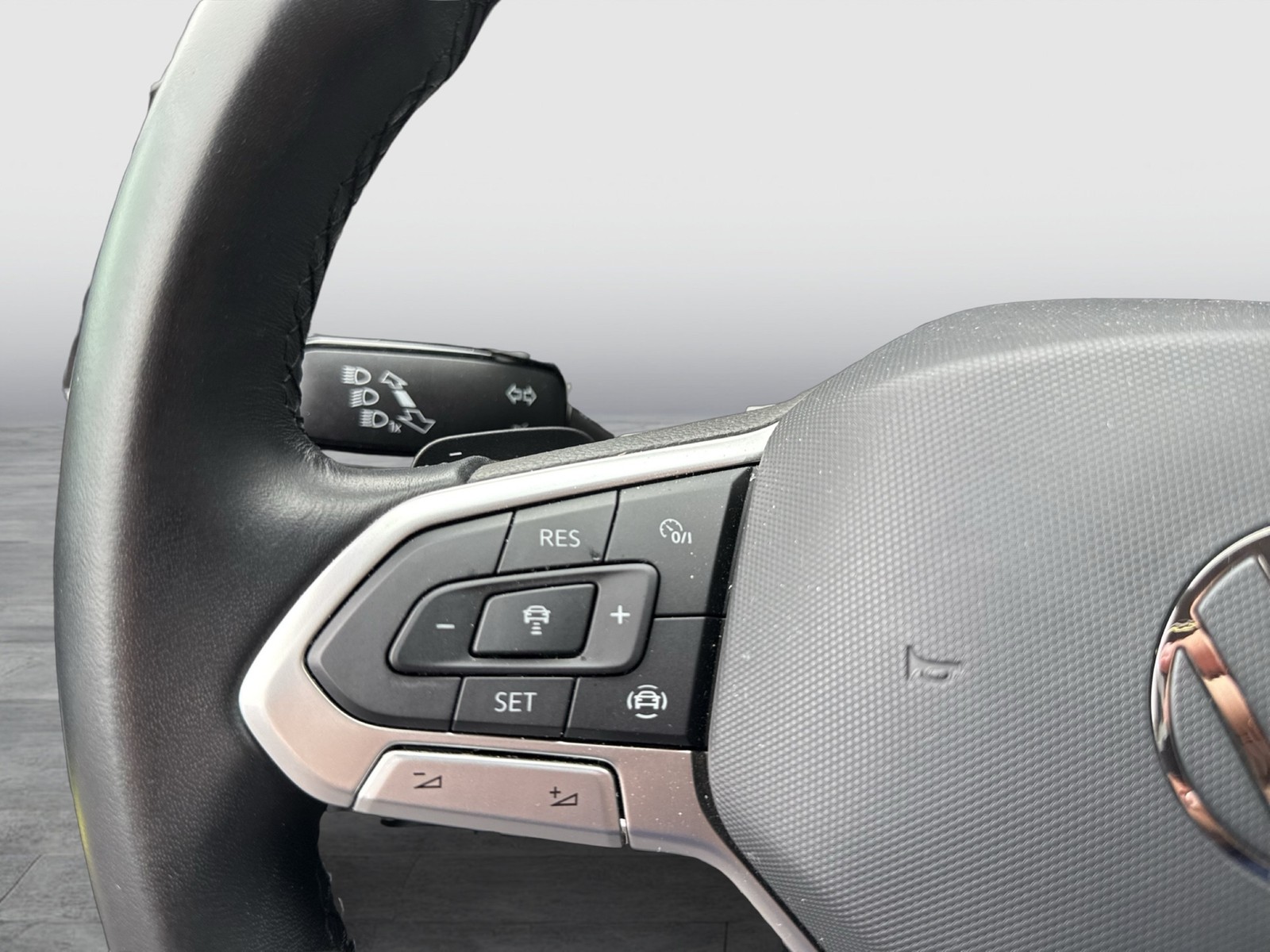 Volkswagen Golf VIII 1.0 eTSI MOVE CAM ACC CARPLAY SITZHEIZ