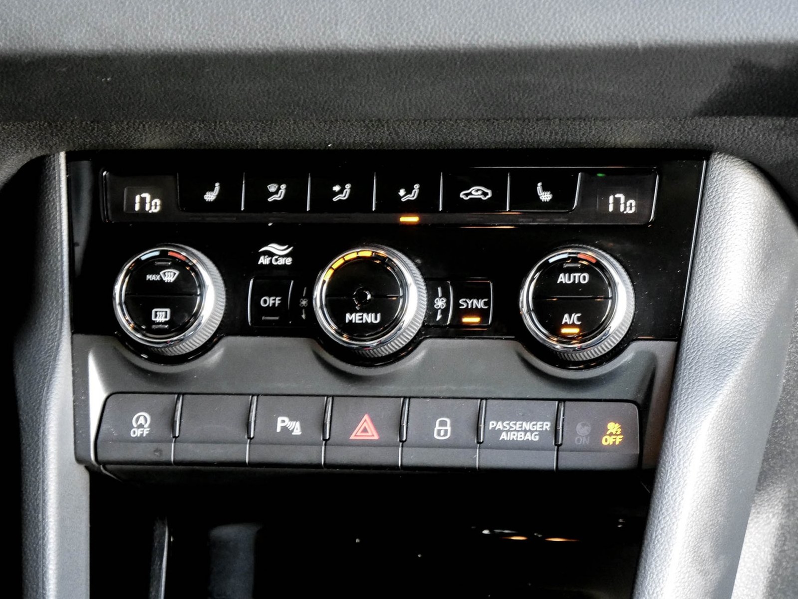 Skoda Karoq 1.5 SELECTION CAM ACC LM17 E-KLAPPE NAVI