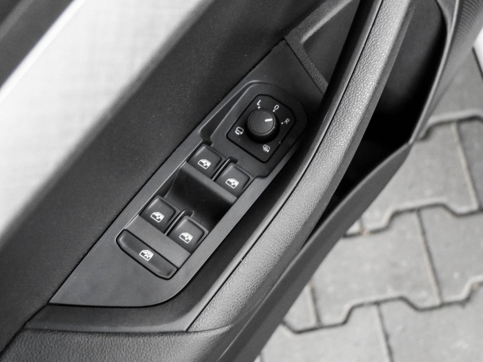 Skoda Karoq 1.5 SELECTION CAM ACC LM17 E-KLAPPE NAVI