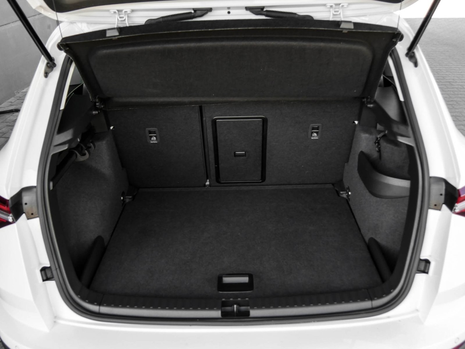 Skoda Karoq 1.5 SELECTION CAM ACC LM17 E-KLAPPE NAVI