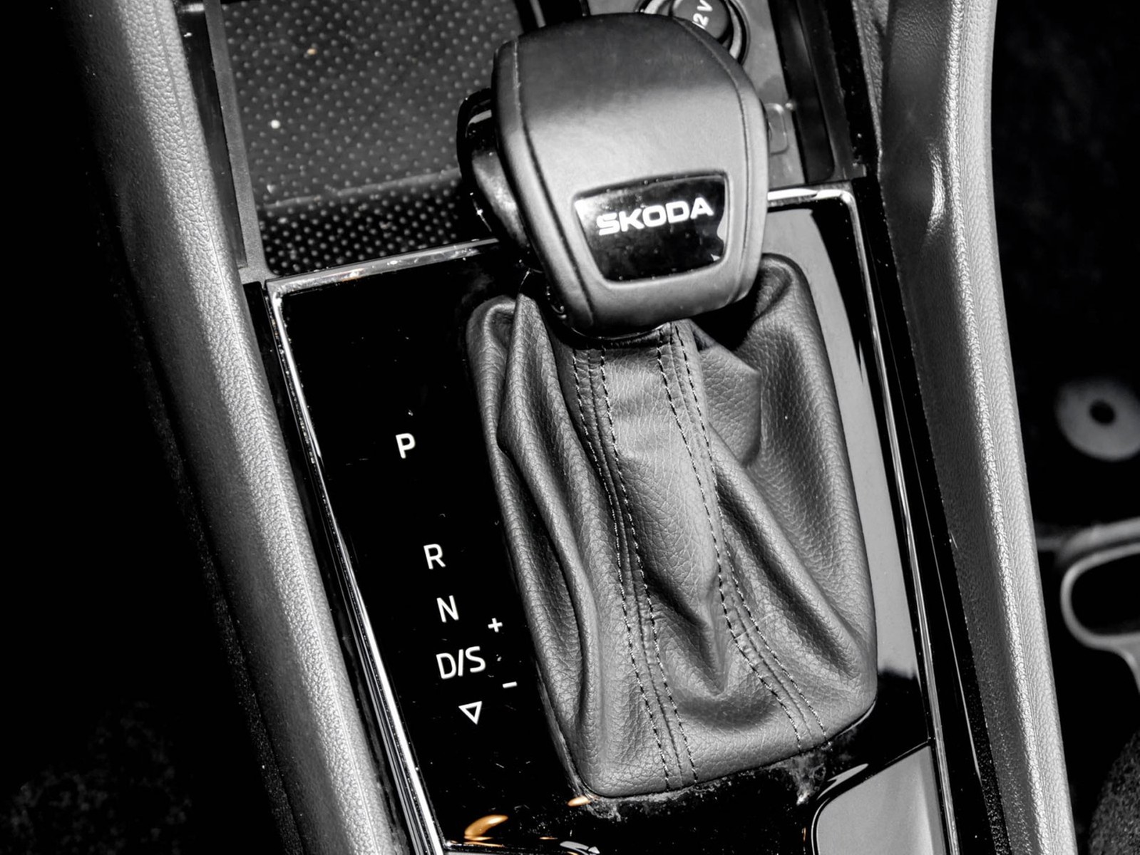 Skoda Karoq 1.5 SELECTION CAM ACC LM17 E-KLAPPE NAVI