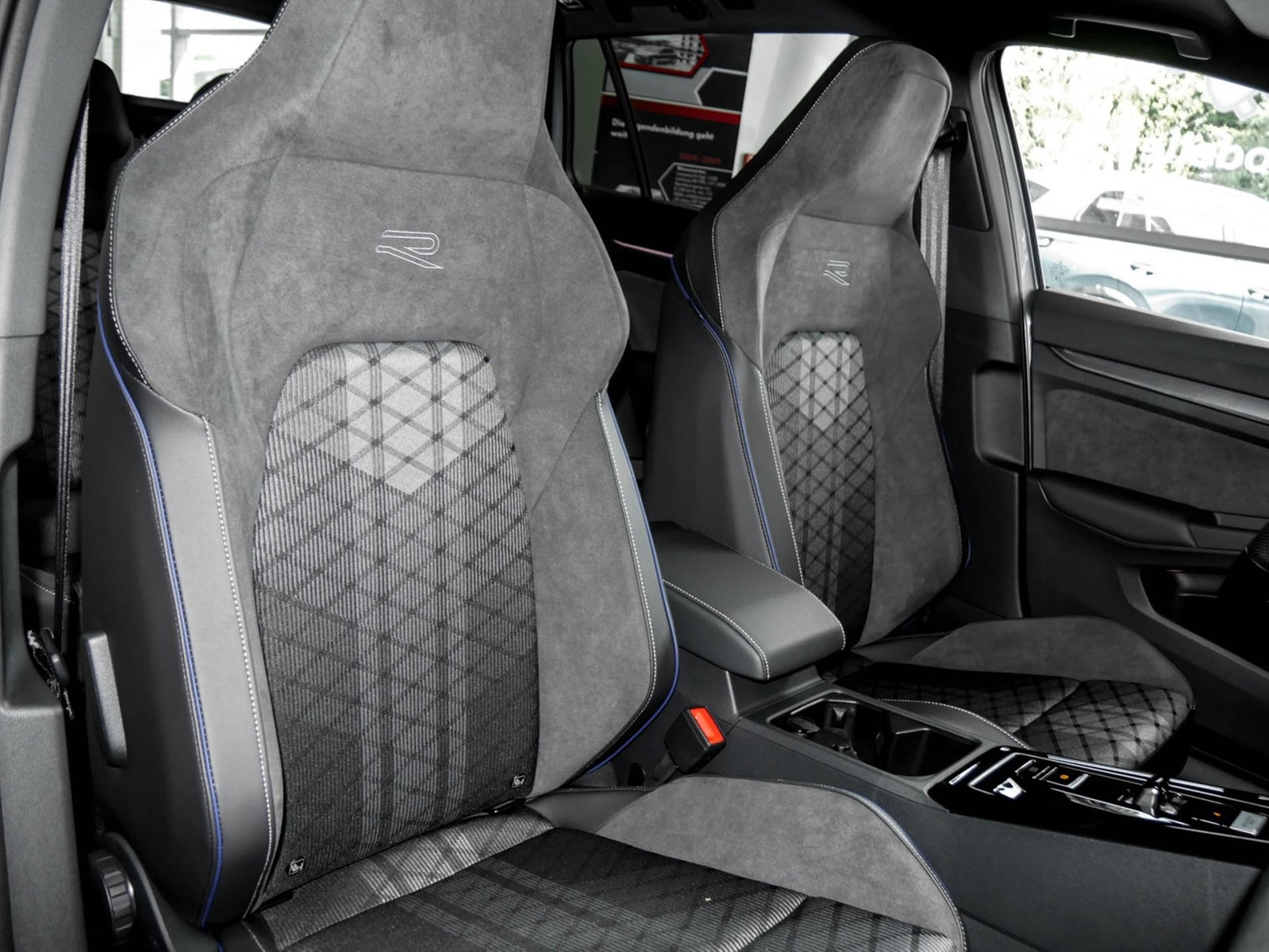 Volkswagen Golf Variant 2.0 R-LINE DSG AHK PANO BLACKSTYLE