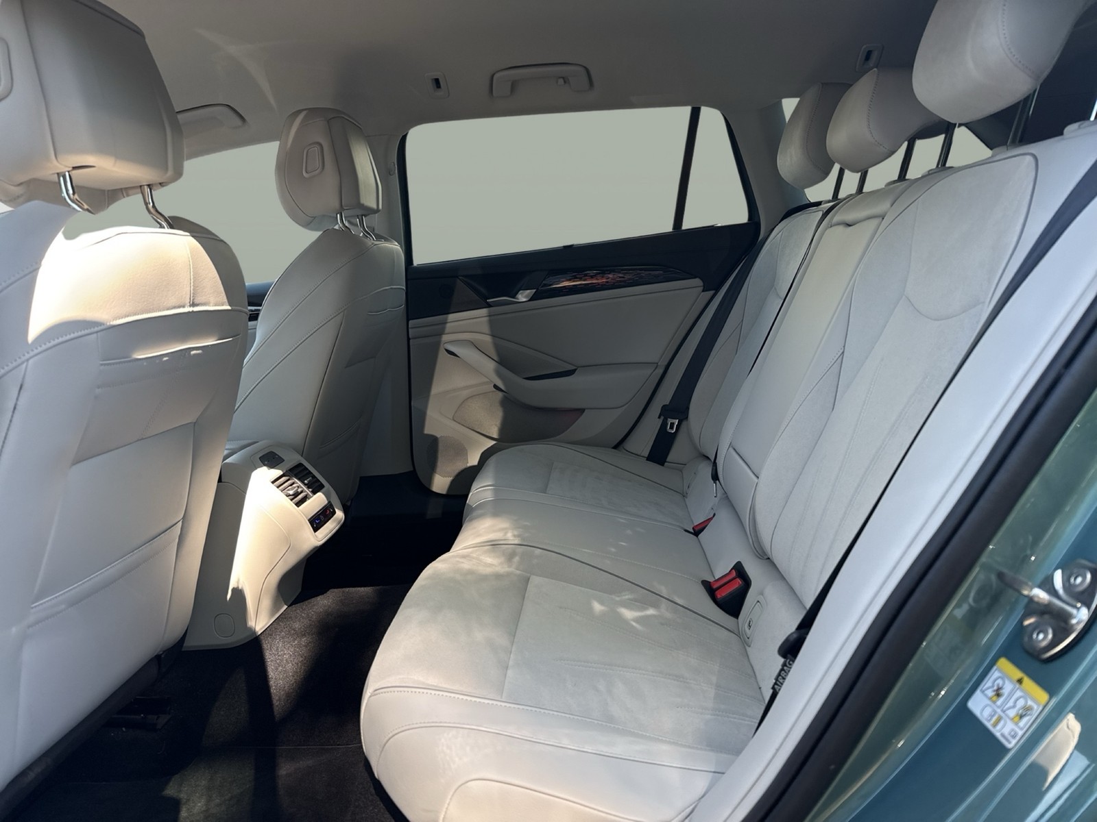 Volkswagen Passat Variant 2.0 ELEGANCE 4X4 STANDHZ. AHK ACC
