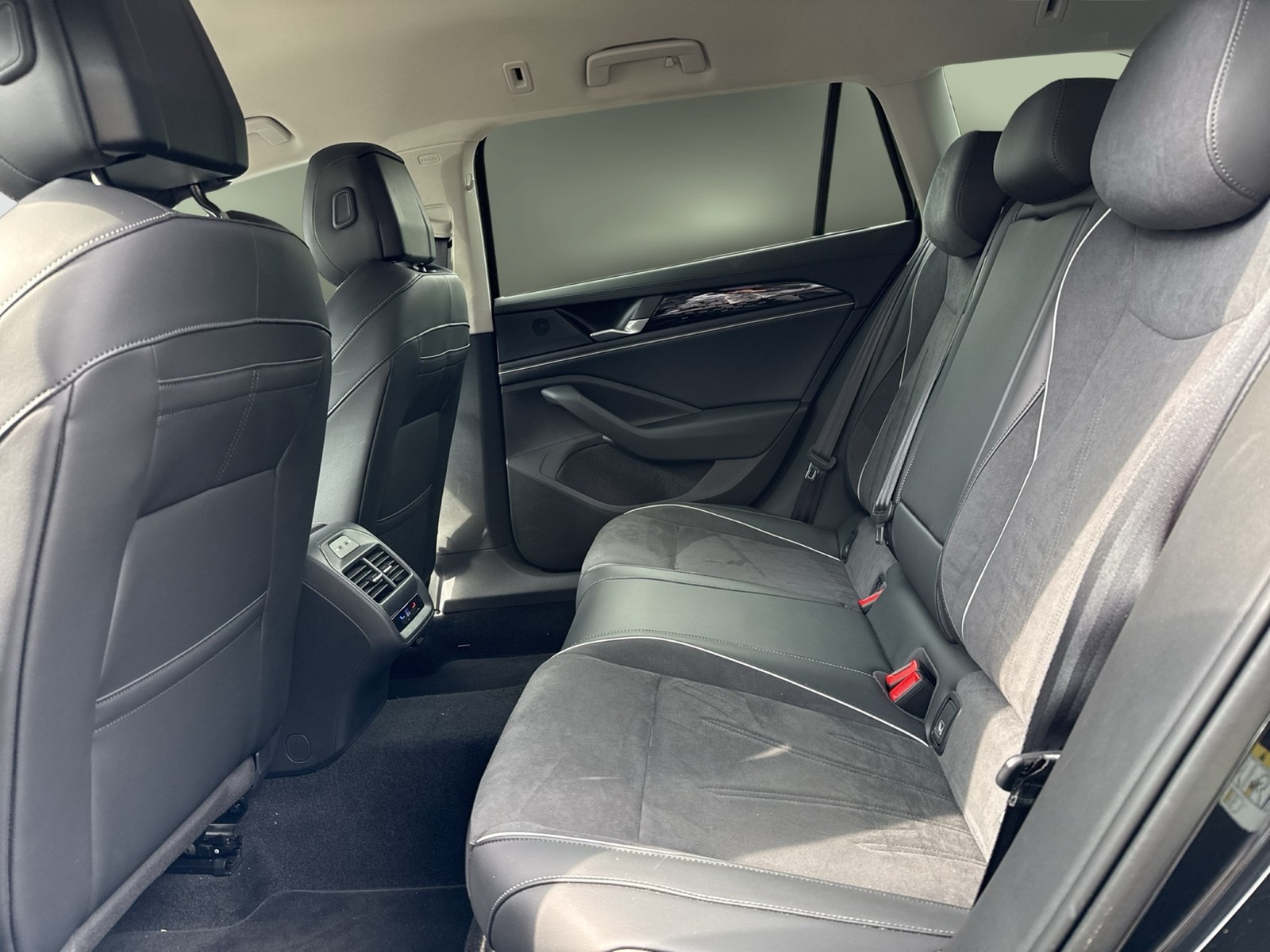 Volkswagen Passat Variant 1.5 HYBRID ELEGANCE AHK CAM ACC