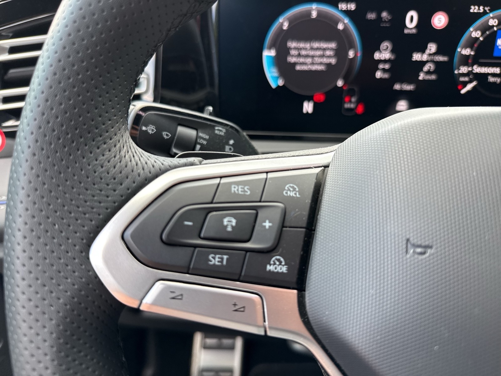 Volkswagen Tiguan 2.0 R-LINE AHK CAM ACC LM19 HEAD-UP NAVI