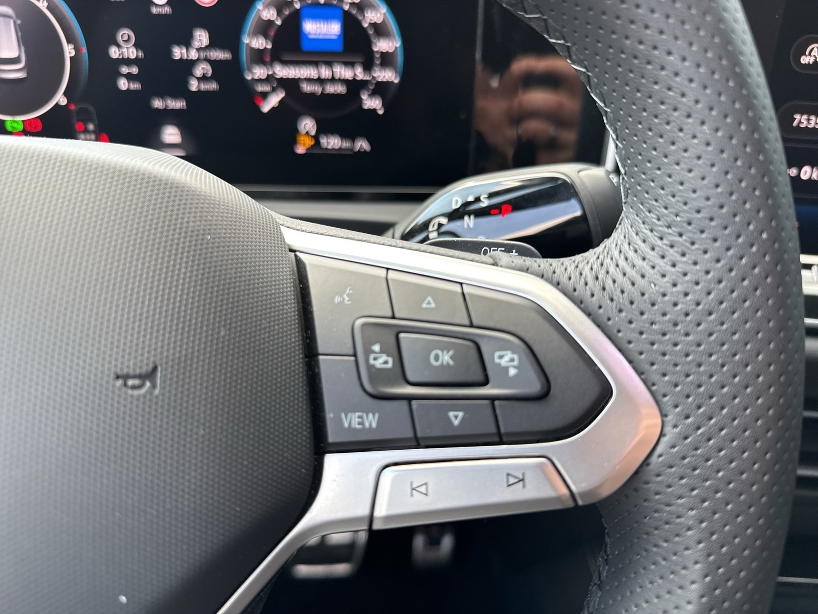 Volkswagen Tiguan 2.0 R-LINE AHK CAM ACC LM19 HEAD-UP NAVI