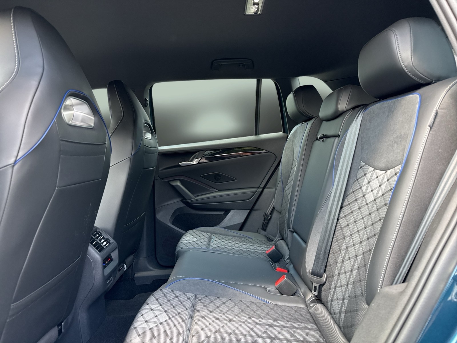 Volkswagen Tiguan 2.0 R-LINE AHK CAM ACC LM19 HEAD-UP NAVI