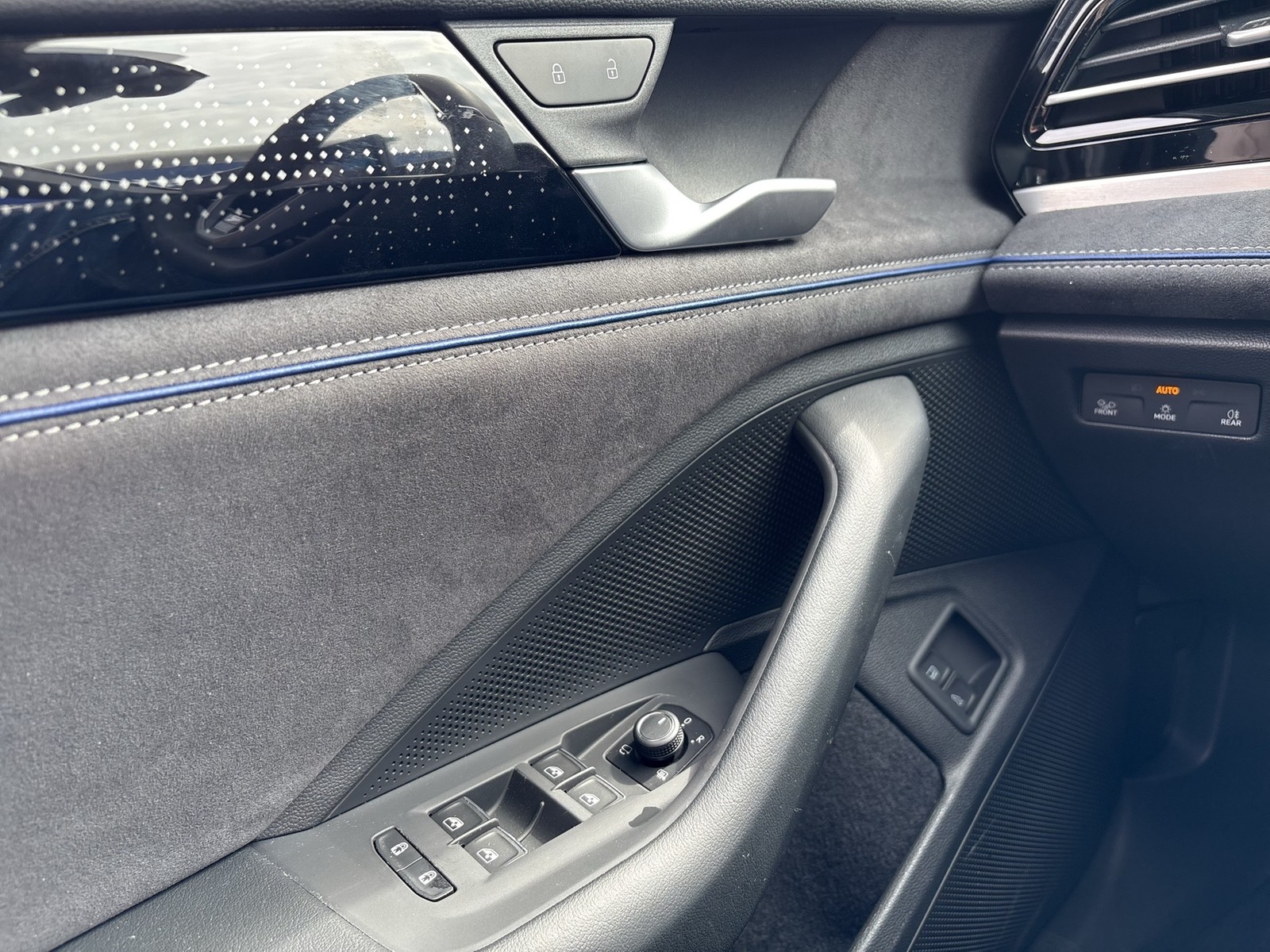 Volkswagen Passat Variant 1.5 HYBRID R-LINE AHK 360°CAM ACC
