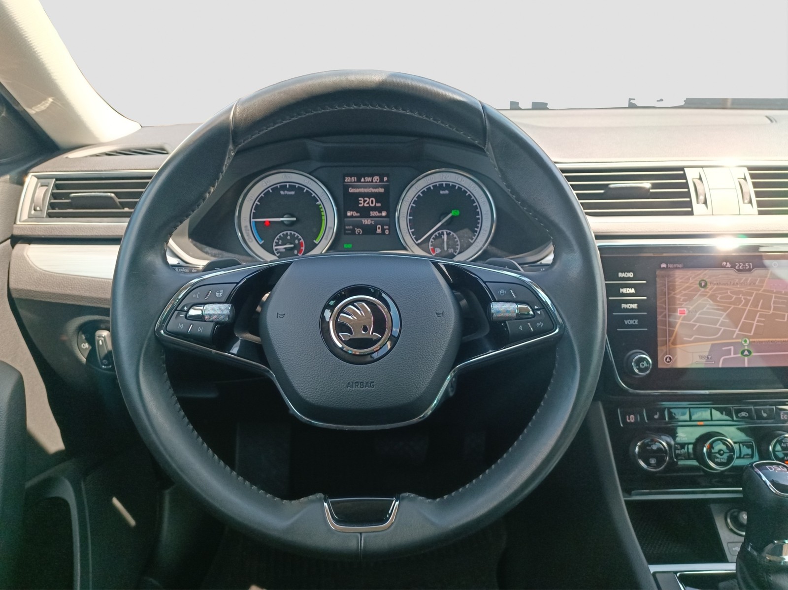 Skoda Superb Combi 1.4 iV LM19 NAVI LED SITZHEIZUNG