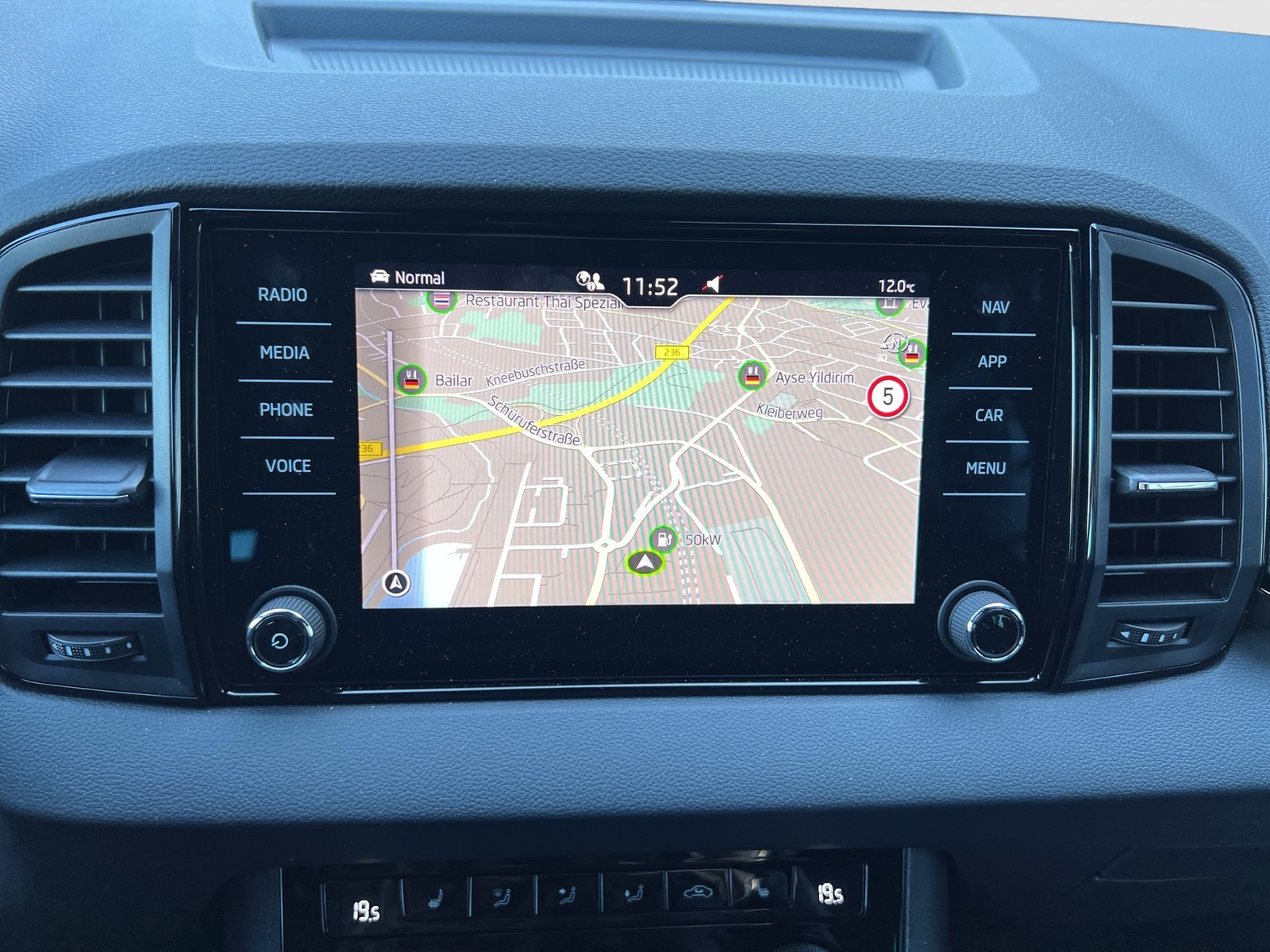 Skoda Karoq 2.0TDI DSG Sportline AHK ACC NAV PDC RFK SHZ