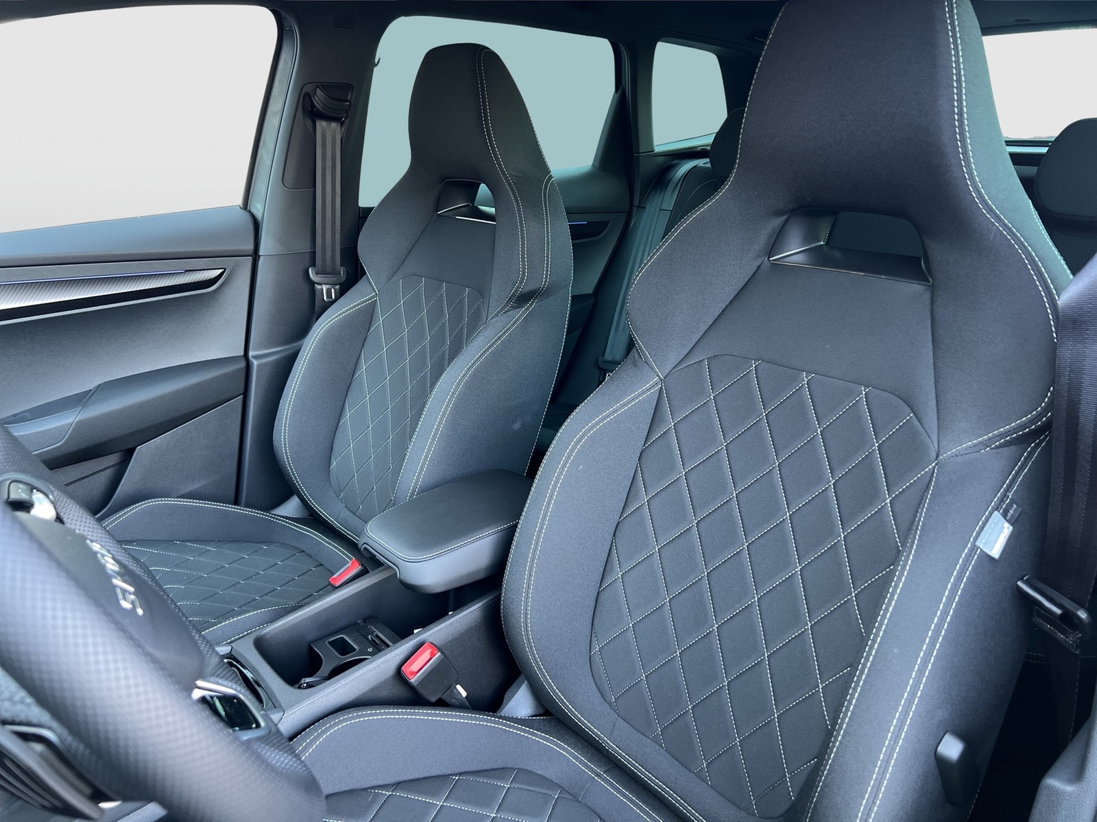 Skoda Karoq 2.0TDI DSG Sportline AHK ACC NAV PDC RFK SHZ