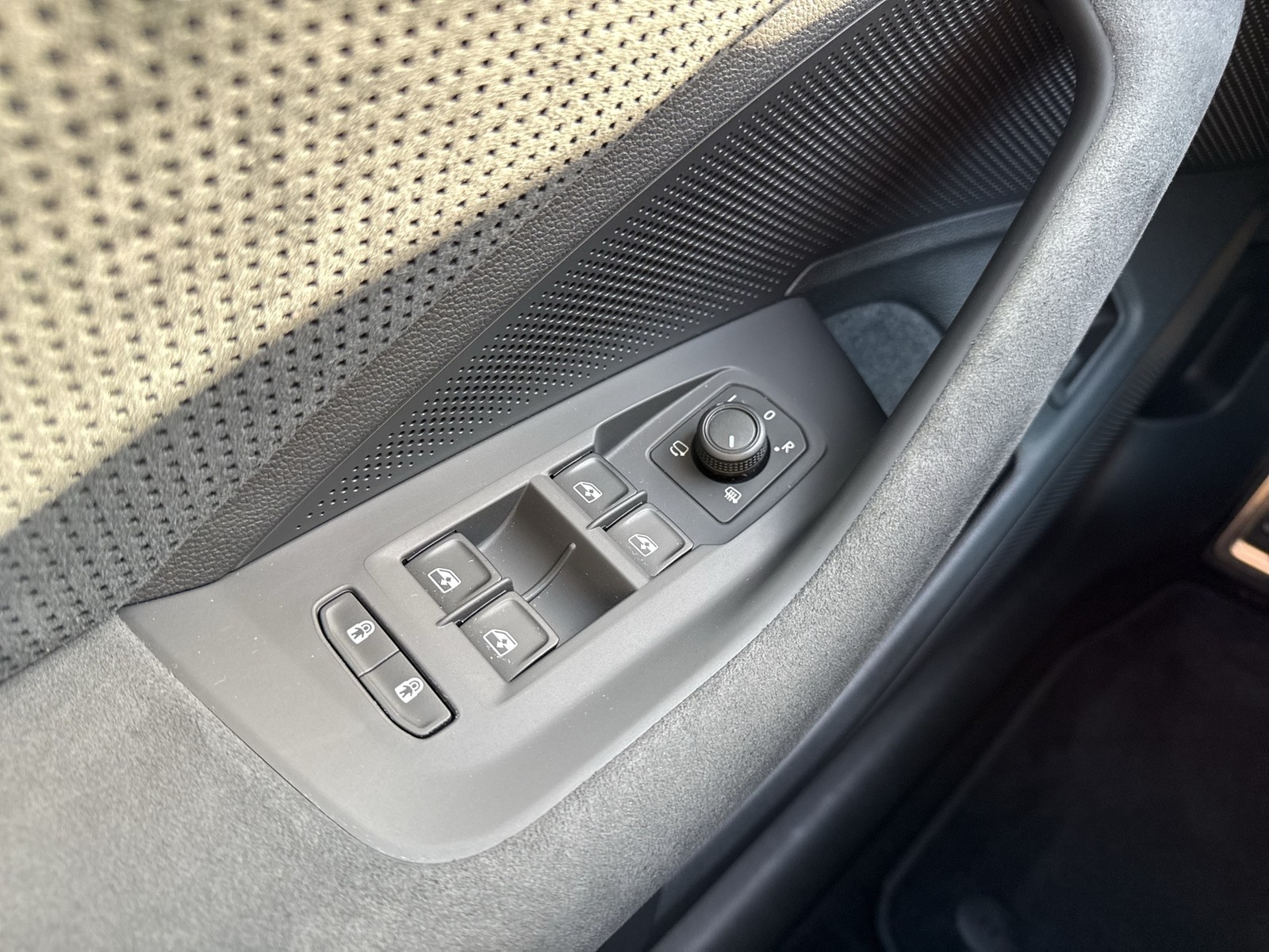 Skoda Superb Combi HYBRID SPORTLINE AHK PANO CANTON