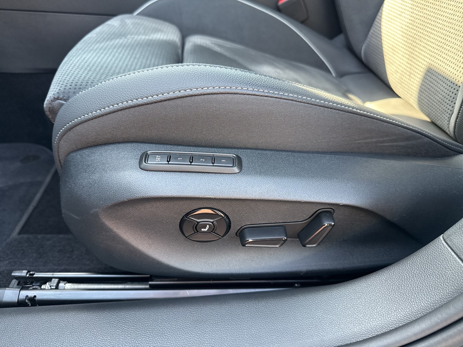 Skoda Superb Combi HYBRID SPORTLINE AHK PANO CANTON