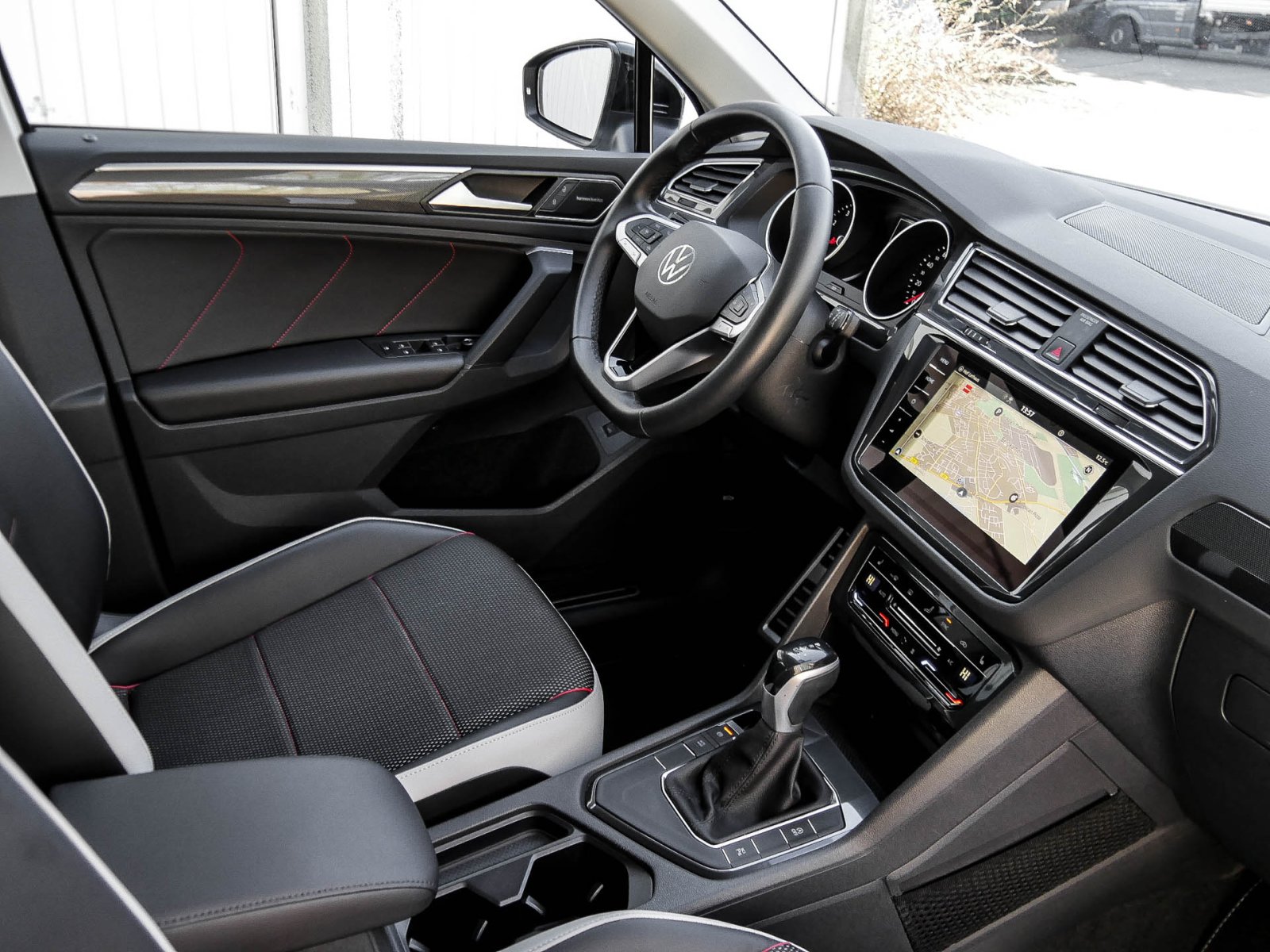 Volkswagen Tiguan 1.5 URBAN SPORT STANDHZ. PANO 360CAM LM18