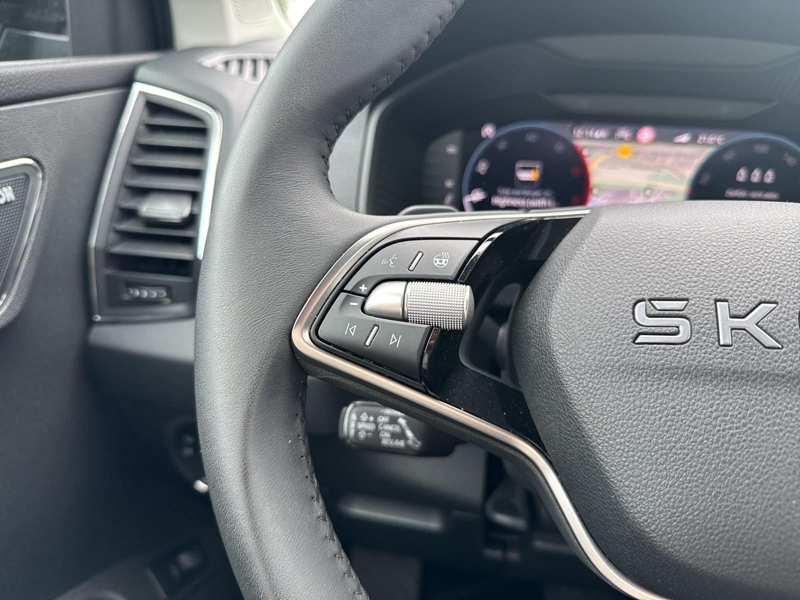 Skoda Karoq 2.0 TOUR STANDHZ CANTON AHK CAM ACC MATRIX