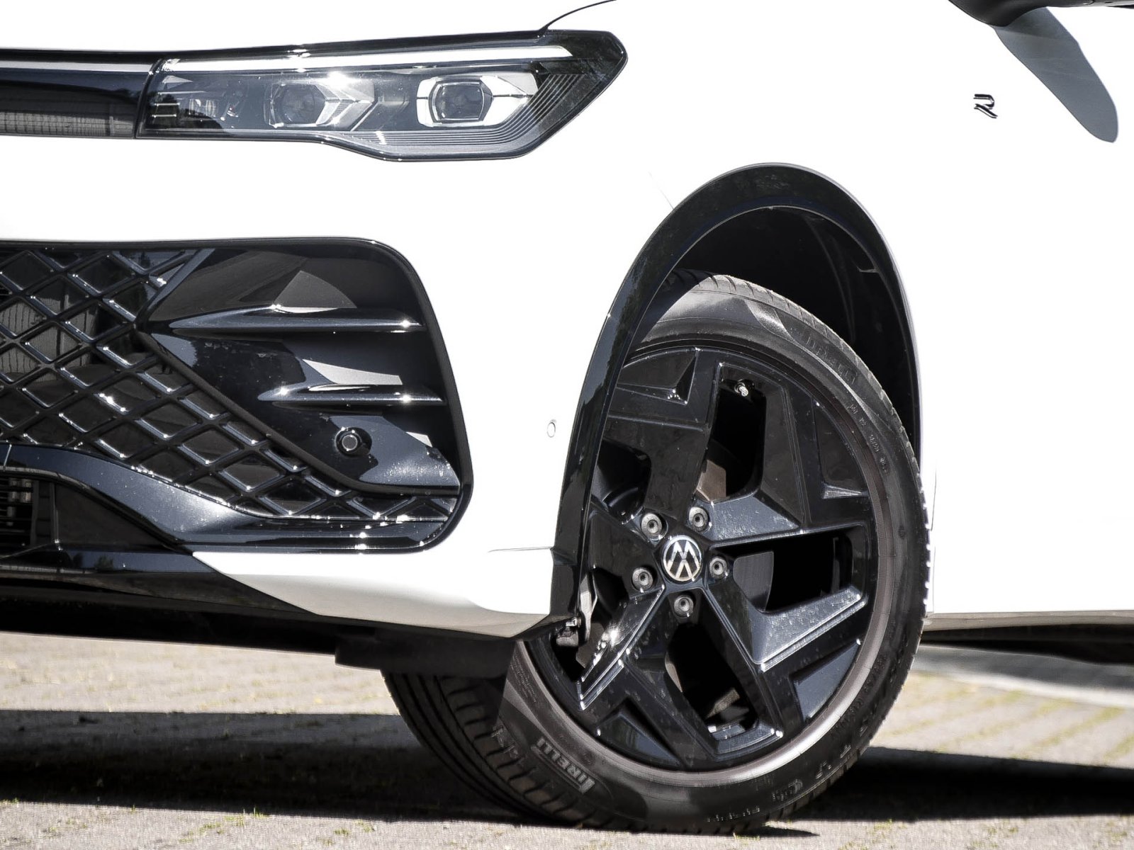 Volkswagen Tiguan 2.0 R-LINE NEUES MODELL STANDHZ. AHK LM19