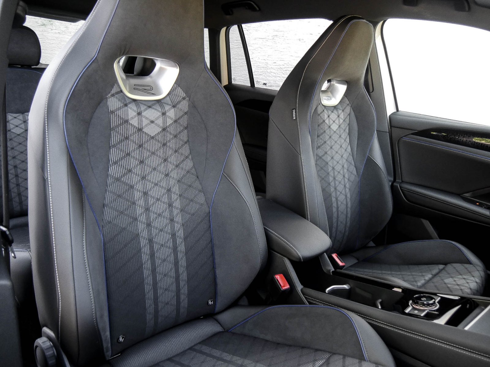 Volkswagen Tiguan 2.0 R-LINE NEUES MODELL STANDHZ. AHK LM19