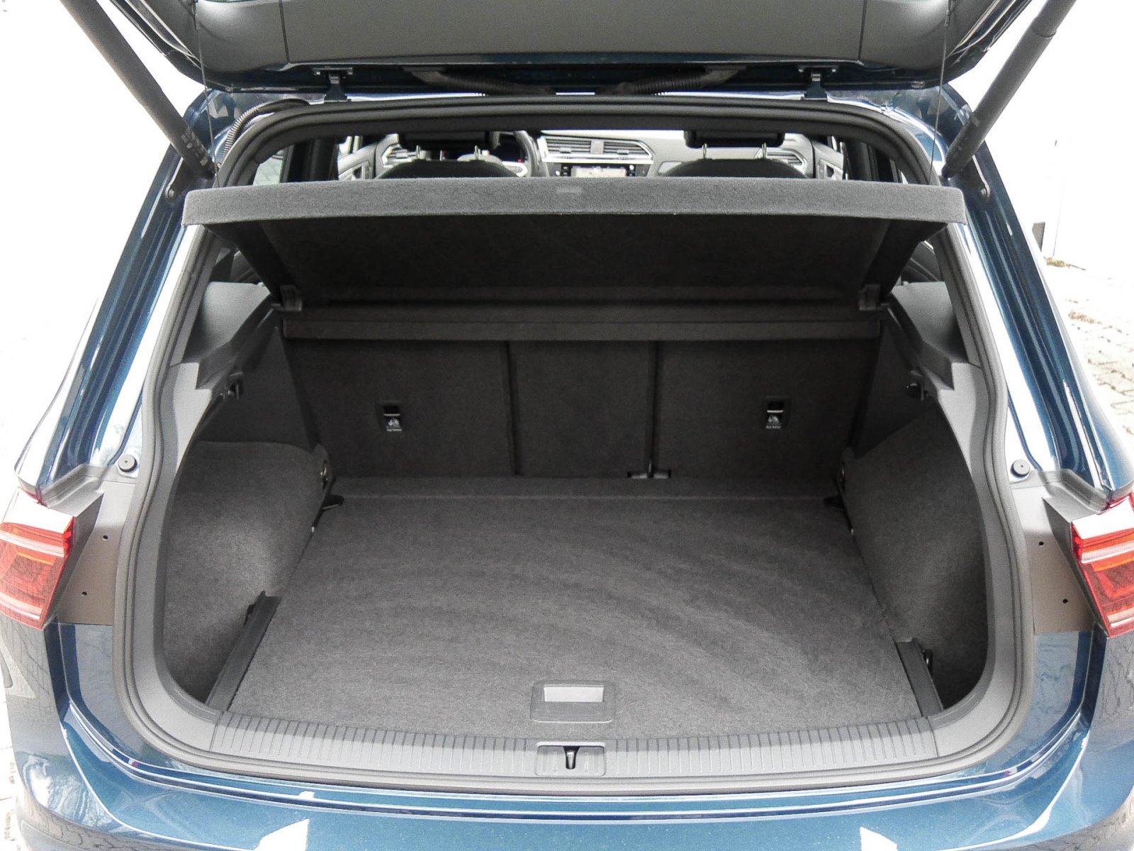 Volkswagen Tiguan 2.0 ACTIVE STANDHZ. PANO AHK 360°CAM LM19