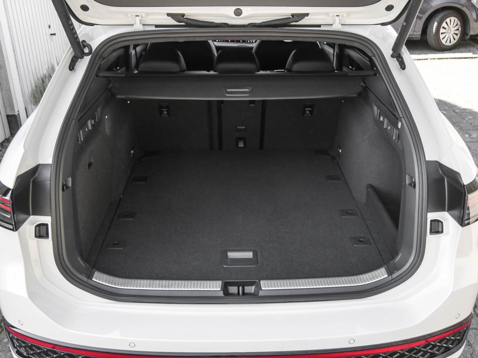Volkswagen Passat Variant 2.0 R-LINE NEUES MODELL AHK LM19