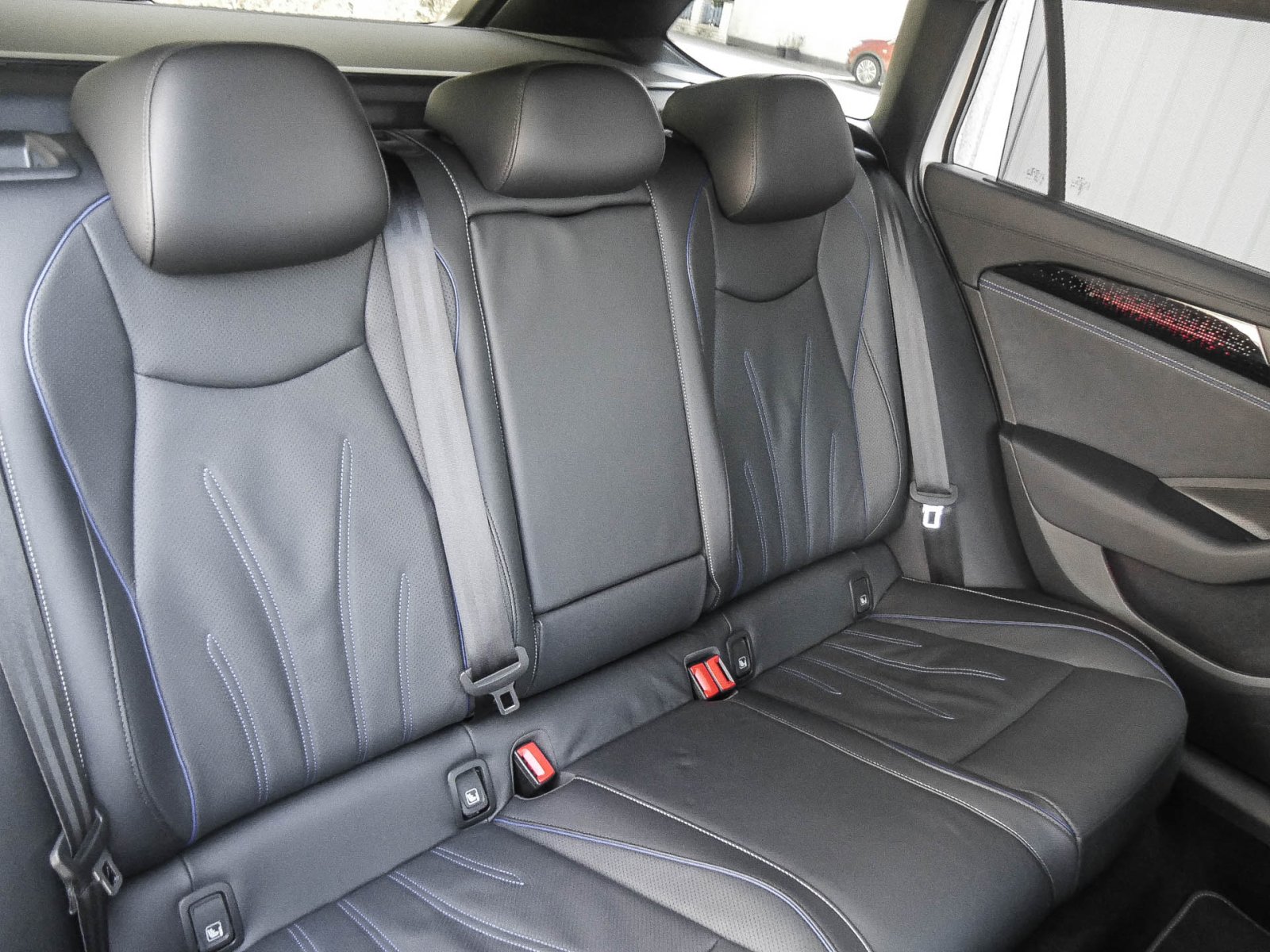 Volkswagen Passat Variant 2.0 R-LINE NEUES MODELL AHK LM19