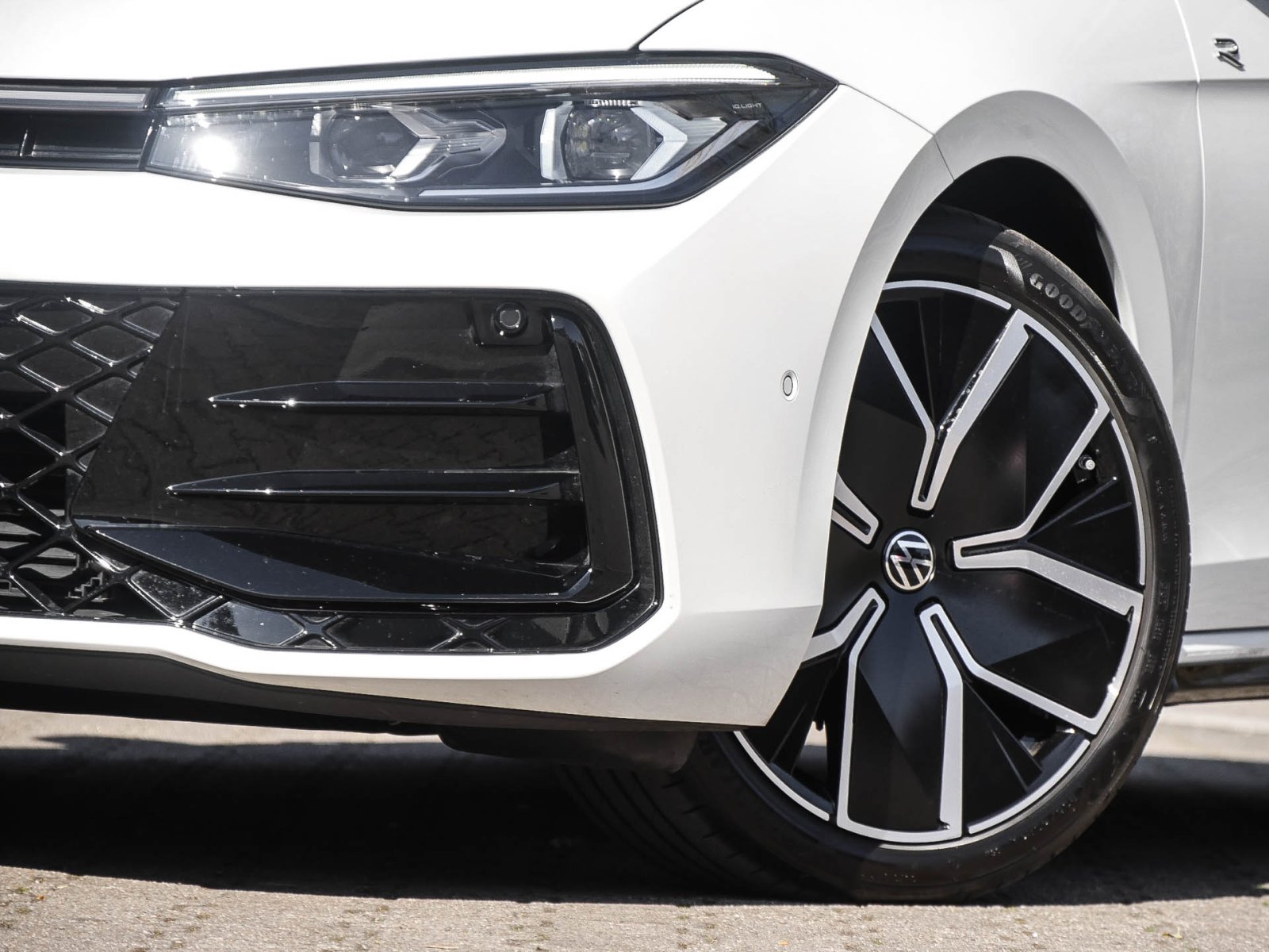 Volkswagen Passat Variant 2.0 R-LINE NEUES MODELL AHK LM19