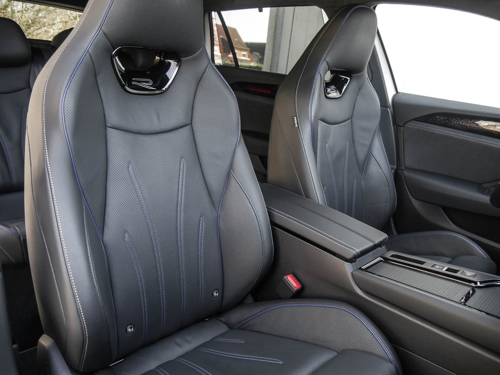 Volkswagen Passat Variant 2.0 R-LINE NEUES MODELL AHK LM19